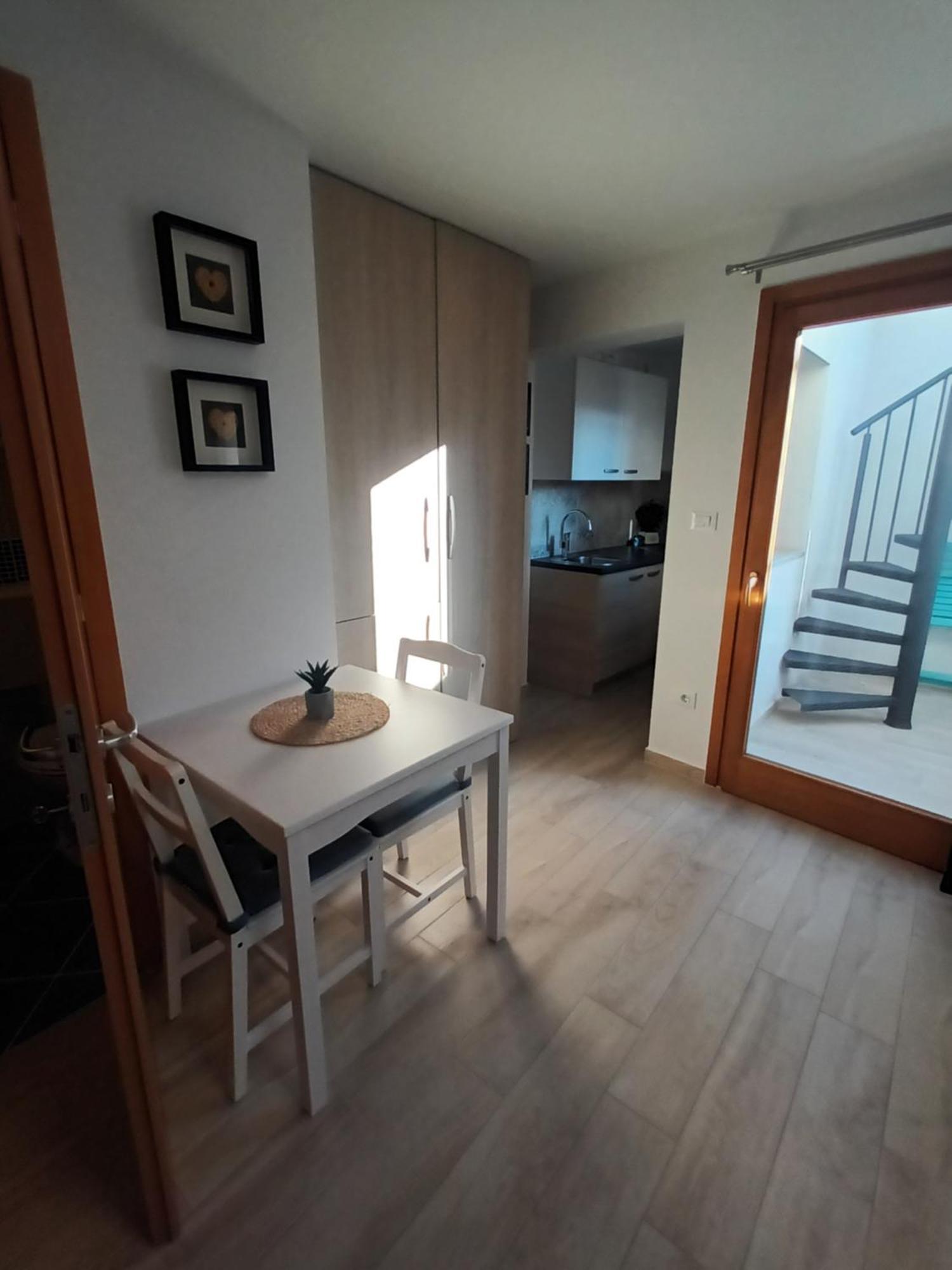App Hedonist Apartment Novigrad  Bagian luar foto